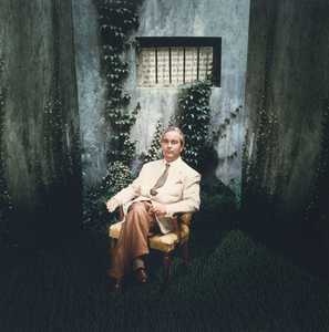 360025 Portret van de Utrechtse advocaat Piet Doedens in een binnenplaats van een gevangenis.